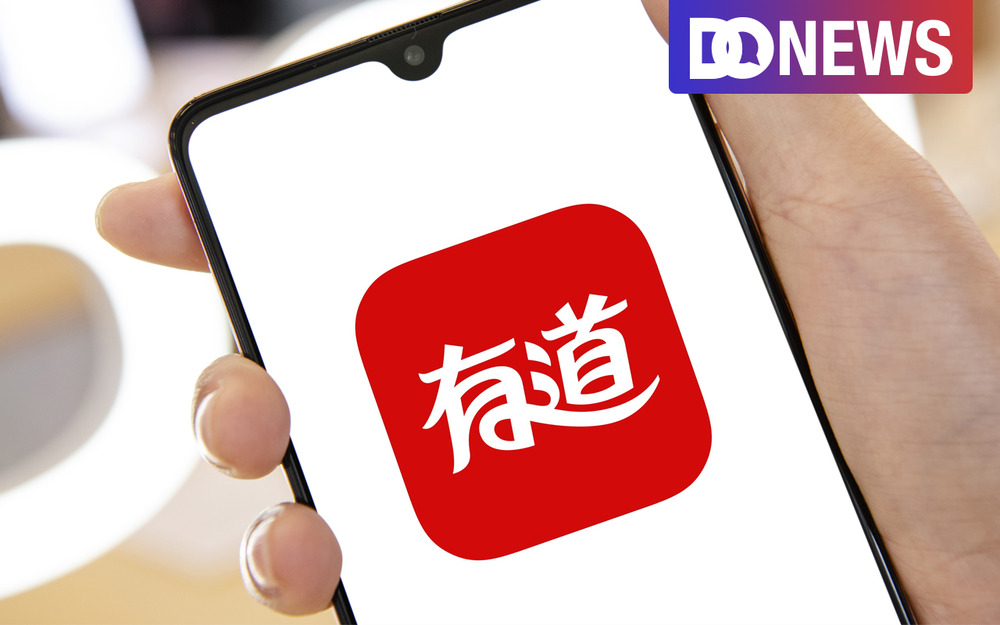 如何在有道翻译词典中查看服务合同的英文条款？